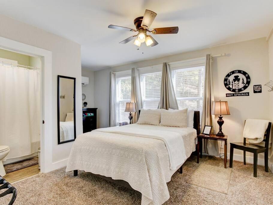 Cedar Blossom Bungalow Is A Cozy Getaway With A 5 Minute Walk To Downtown! Hot Springs Exterior foto
