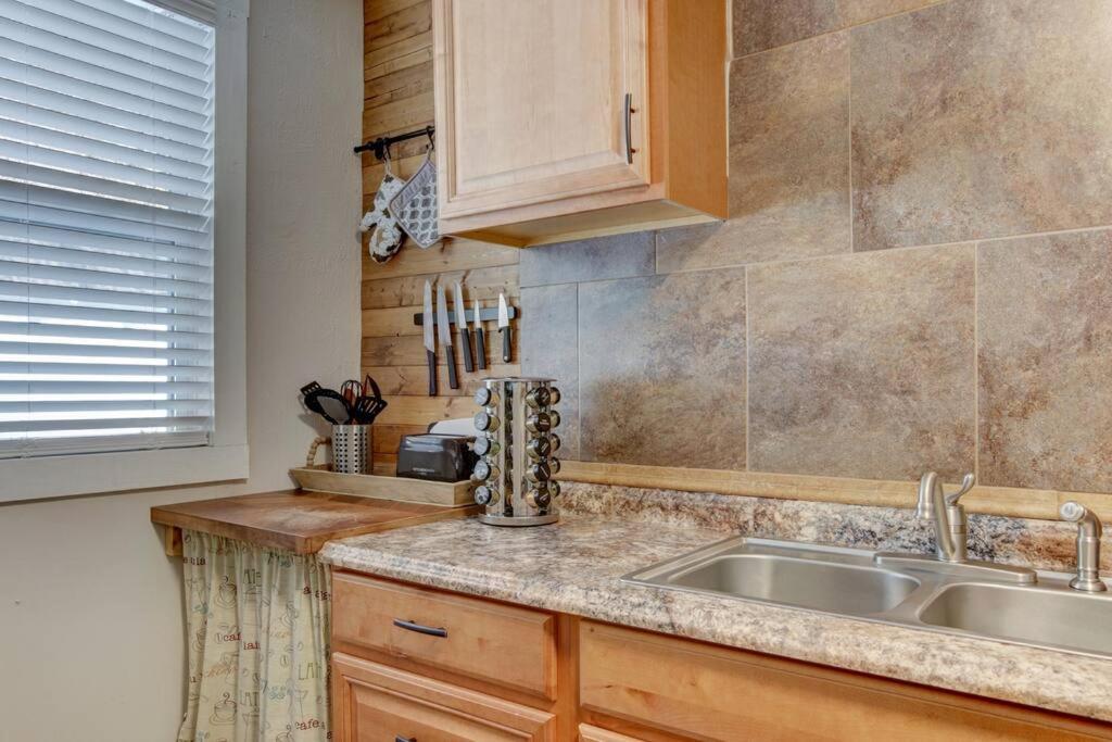 Cedar Blossom Bungalow Is A Cozy Getaway With A 5 Minute Walk To Downtown! Hot Springs Exterior foto